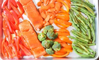 выливаем соус на рыбу