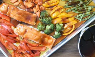 поливаем соусом блюдо