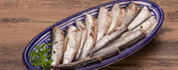 подача шпрот на блюде