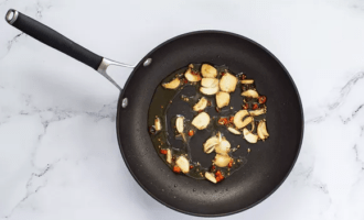 выкладываем чеснок и перец на сковороду