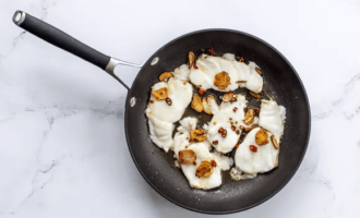 выкладываем филе трески