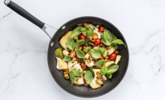 после выключения огня добавляем базилик