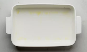 обмазываем форму спреем или маслом