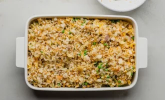 посыпаем сверху сухари