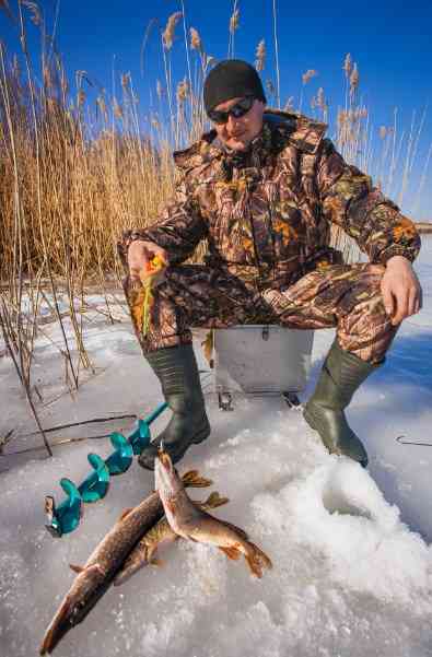 рыбак на льду 