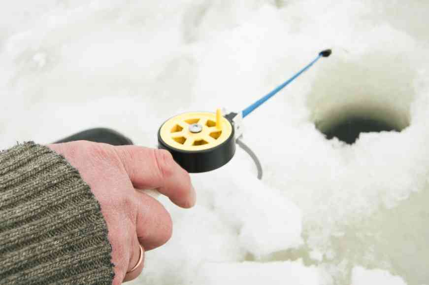 рыбак с удилищем