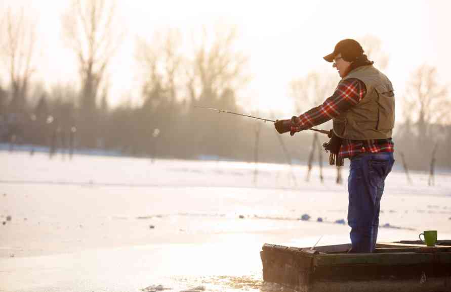 рыбак ловит щуку 