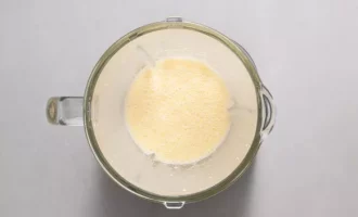 замешиваем тесто для блинов