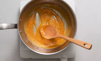 добавляем масло, муку и специи