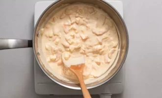 добавляем сливки, морепродукты и яйца