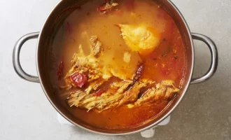 варим бульон для буйабеса