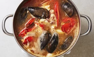 добавляем ингредиенты в бульон