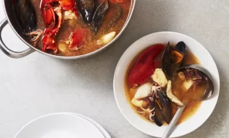 разливаем буйабес по тарелкам