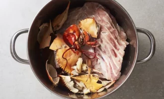 обжариваем кости рыб