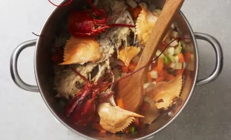 тушим овощи и кости рыб