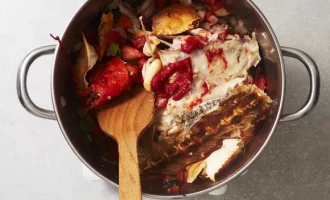 добавляем томатную пасту