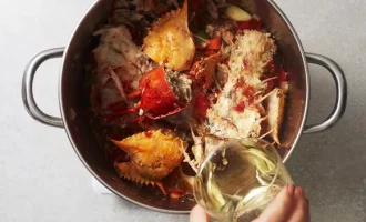 добавляем белое вино