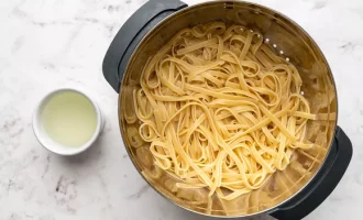 сливаем воду с макарон