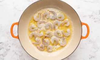 обжариваем креветки