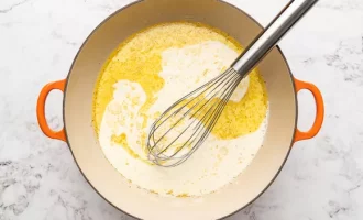 добавляем сливки на сковородку