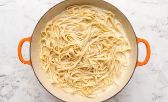 добавляем в соус макароны