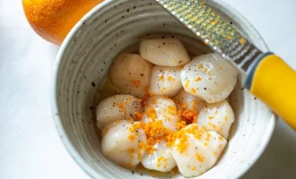 добавляем цедру и приправы к гребешкам