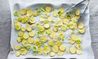 картошка с луком на противне