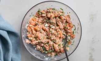 смешиваем рыбу с майонезом, луком и петрушкой