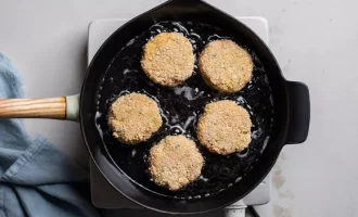 жарим котлеты из семги в сковороде