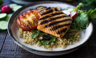 готовый лосось на гриле