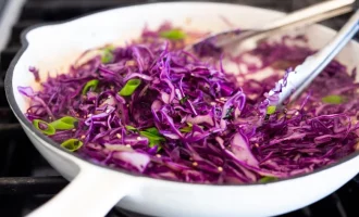 добавляем лук к капусте