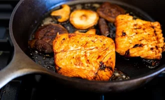 обжарвиаем семгу и грибы