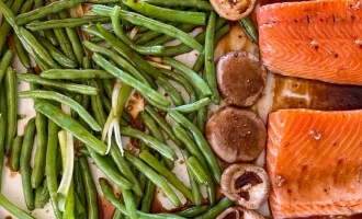 поливаем рыбу соусом