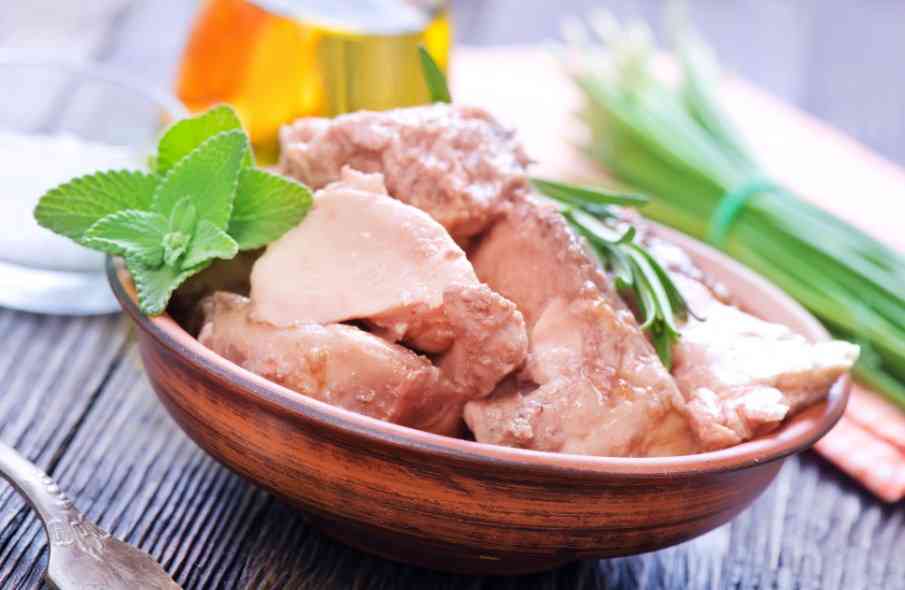 печень трески в миске 