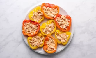 заполняем перцы рыбой с луком