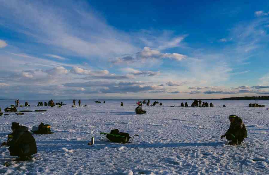 рыбаки на льду