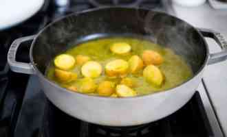 добавляем картофель на сковороду