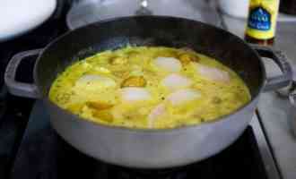 добавляем рыбу на сковороду