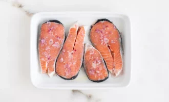 поливаем смесью рыбу