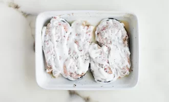 обмазываем рыбу сметаной