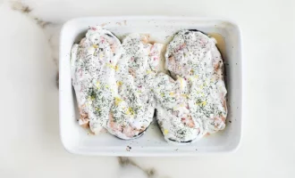 посыпаем семгу цедрой и укропом