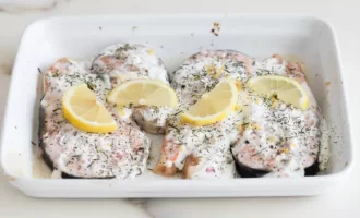 готовая запеченная семга со сметаной и укропом