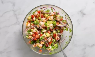 смешиваем овощи и креветки