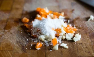 порезанный чеснок, имбирь и чили