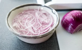 замачиваем лук