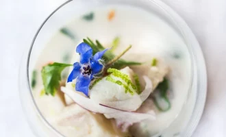 добавляем лук и кинзу