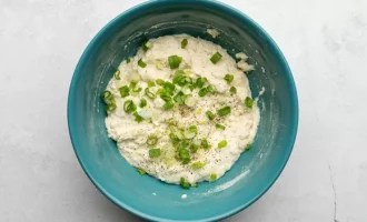 добавляем лук и перец