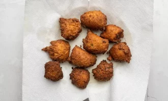 пончики на бумажных полотенцах