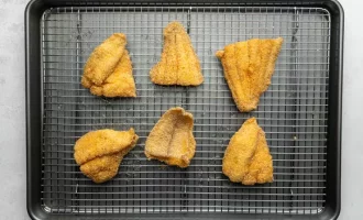 сом в кляре на решетке