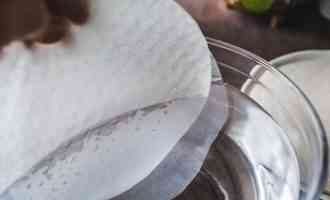 смачиваем рисовую бумагу